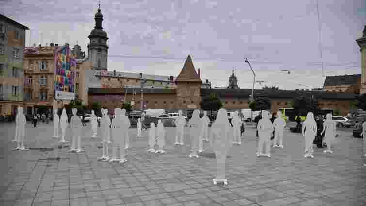 У центрі Львова виставили силуети вбитих Росією мирних українців