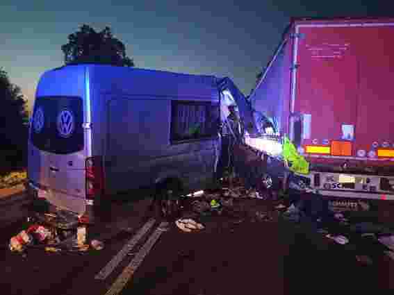 У Польщі мікроавтобус з українцями зіткнувся з вантажівкою, є жертви