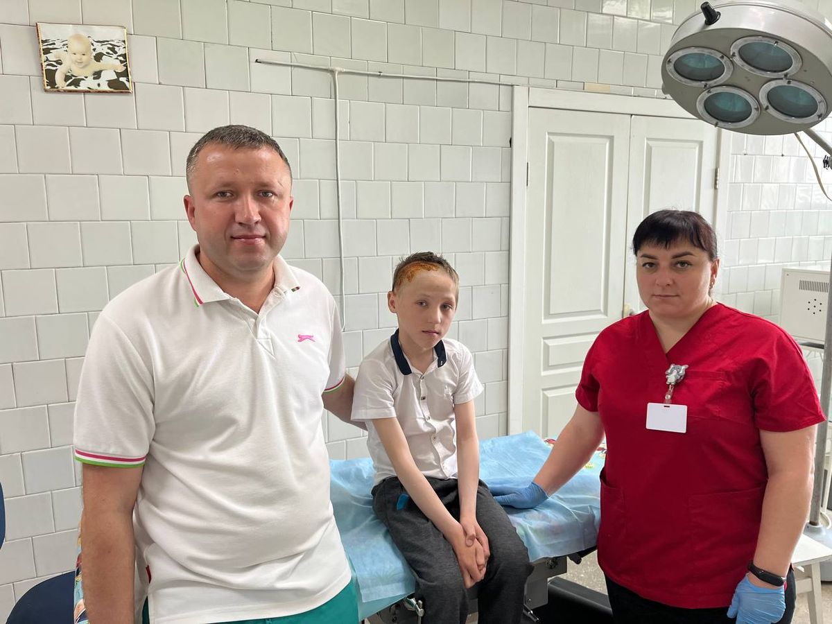 У лікарні в Рівному врятували 9-річного хлопчика, якого вдарили каменем по голові