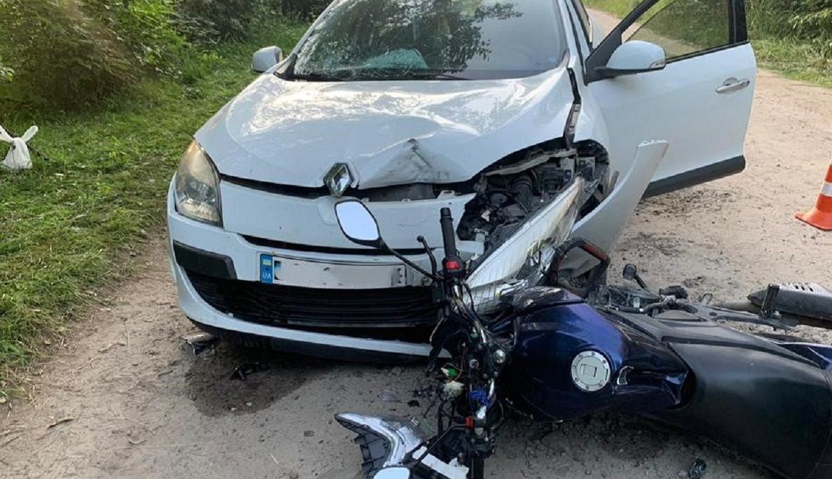 Неповнолітній мотоцикліст з пасажиром потрапили під колеса авто на Львівщині