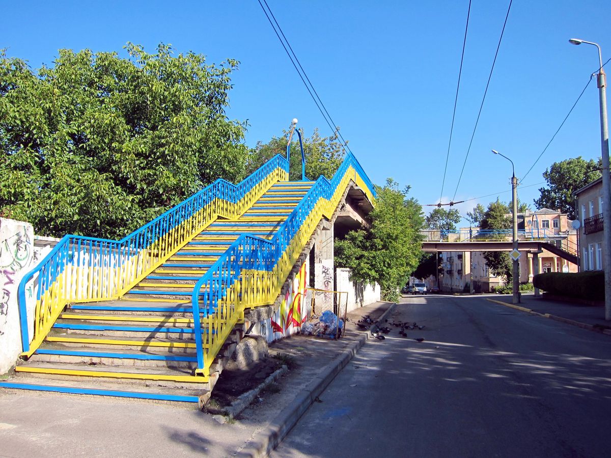 У Тернополі 26-річний чоловік загинув від падіння з пішохідного мосту через залізницю