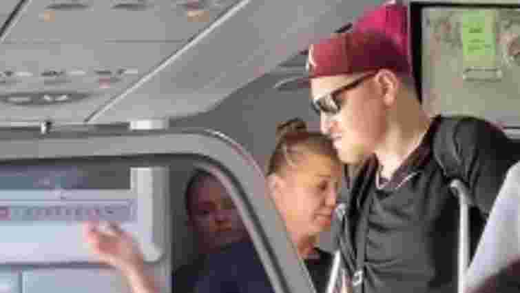 МЗС відреагувало на висадку українця з літака Wizz Air через інвалідність