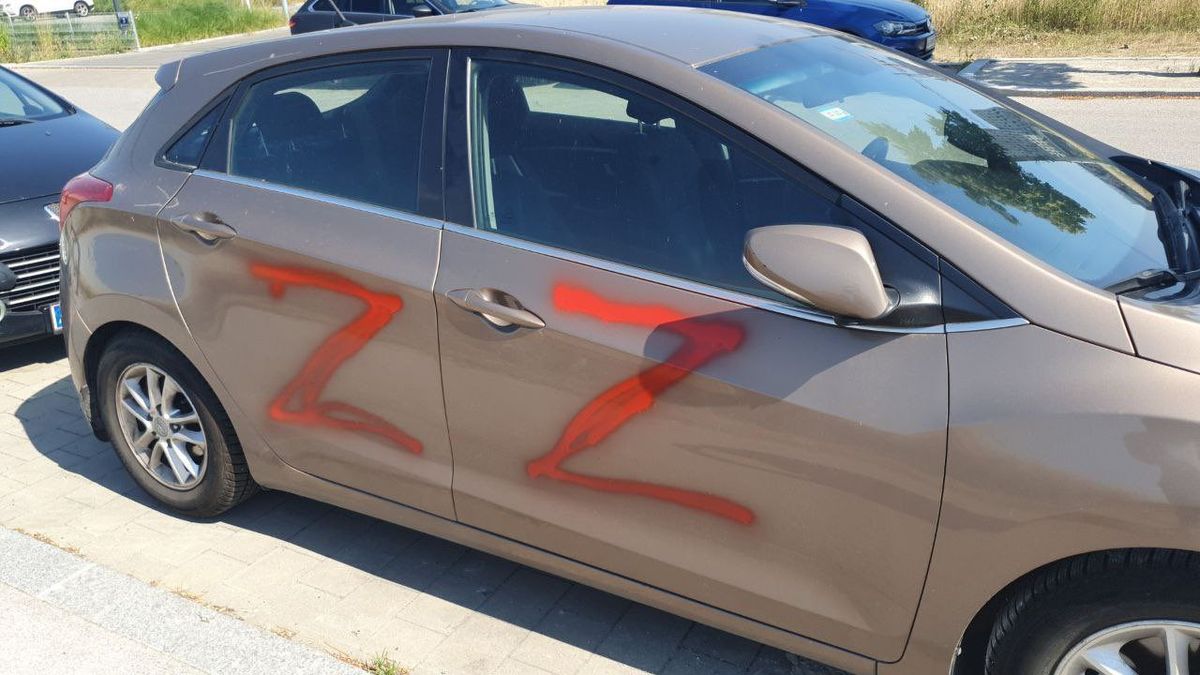 Невідомі у Відні розмалювали автомобілі українців літерою Z