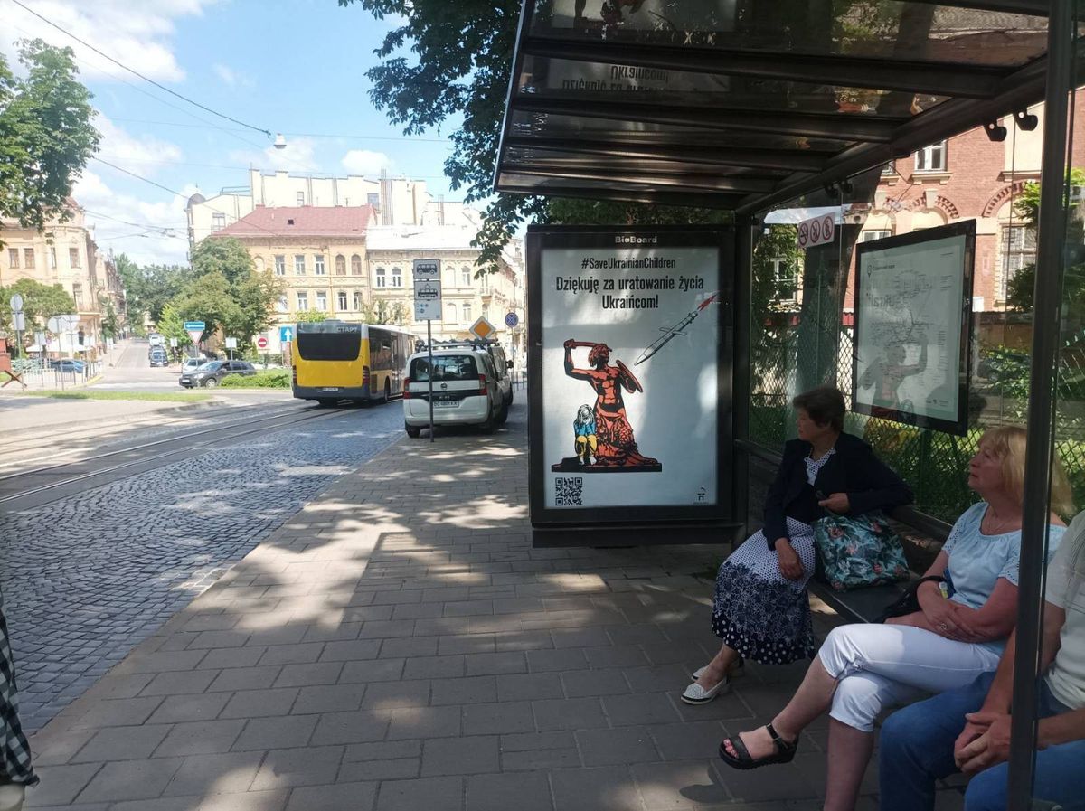 Біля польського консульства у Львові встановили банери подяки Польщі 