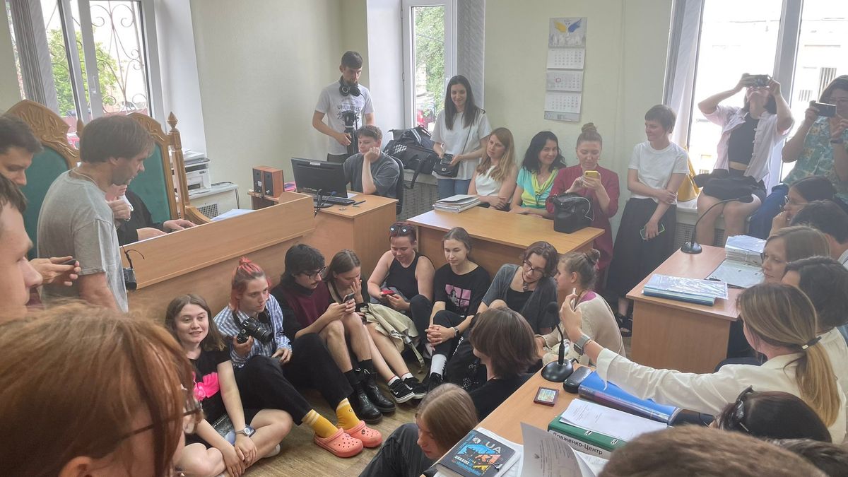 Суд визнав реорганізацію Довженко-Центру незаконною