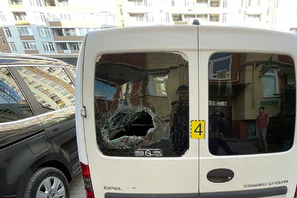 У Тернополі чоловік ножем пошкодив вісім автомобілів