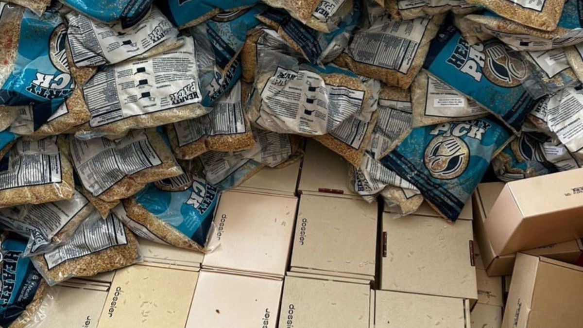 Водій вантажівки заховав в гуманітарній допомозі парфуми на 2,5 млн грн