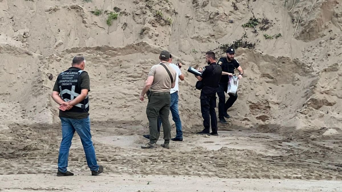 На Закарпатті підприємець незаконно видобув у Тисі пісок на 10 млн грн
