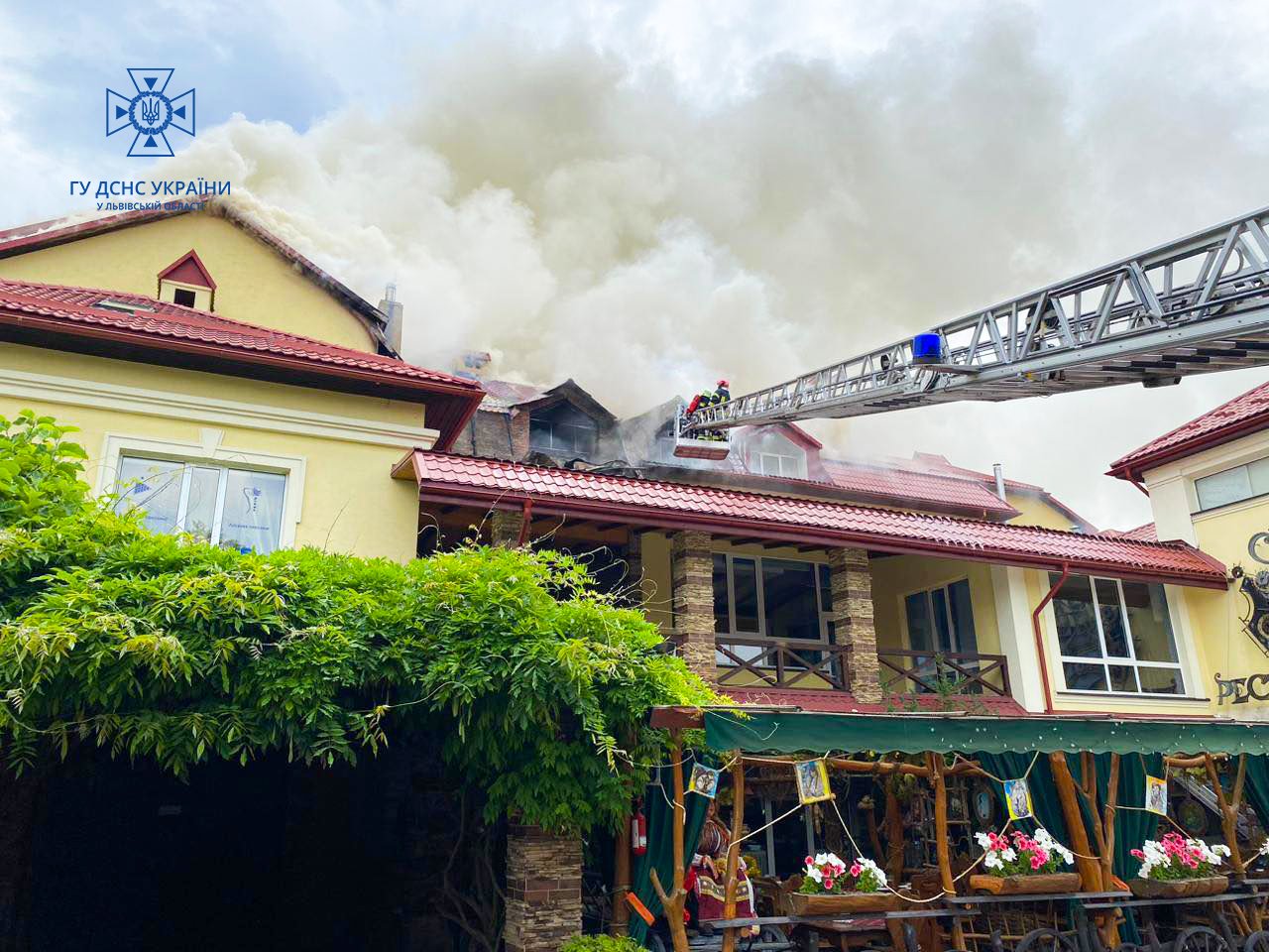 Рятувальники гасять пожежу (Фото ДСНС)