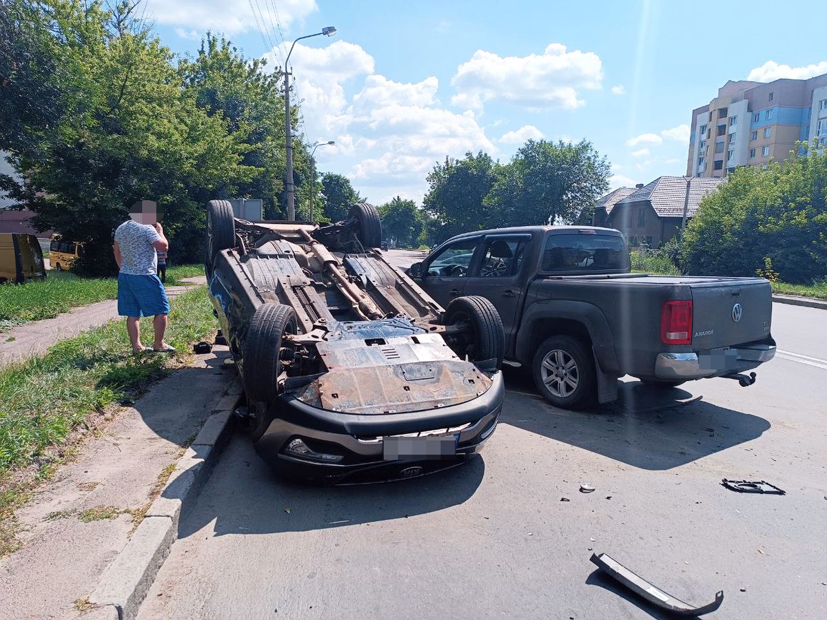 У Рівному внаслідок ДТП перекинулося авто з вагітною 30-річною водійкою