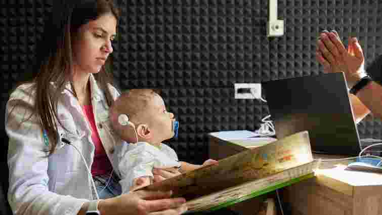 Львівські лікарі повернули слух однорічному хлопчику, який не чув від народження