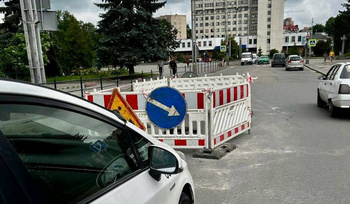 В центрі Тернополя через провалля після зливи не курсують тролейбуси 