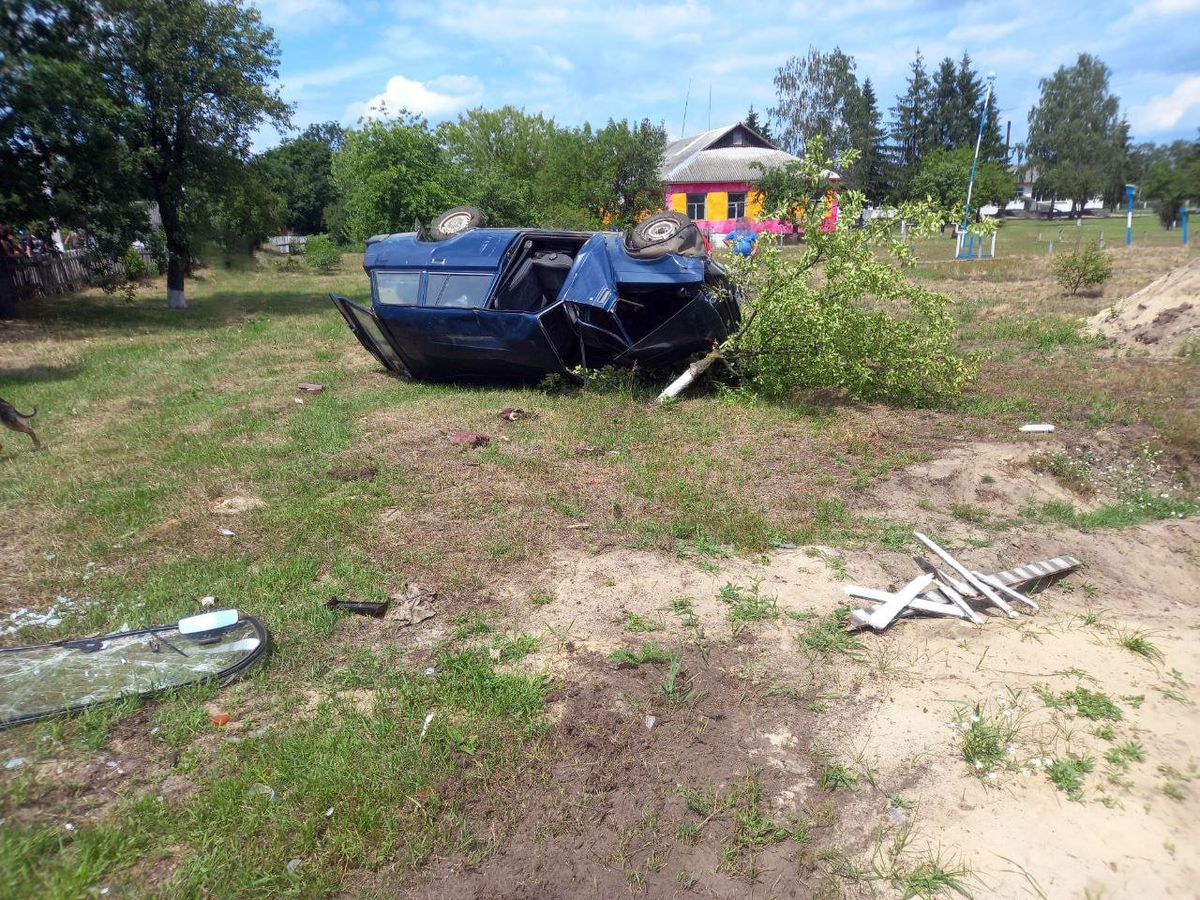 На Рівненщині ВАЗ в'їхав у паркан і перекинувся, загинув 46-річний водій