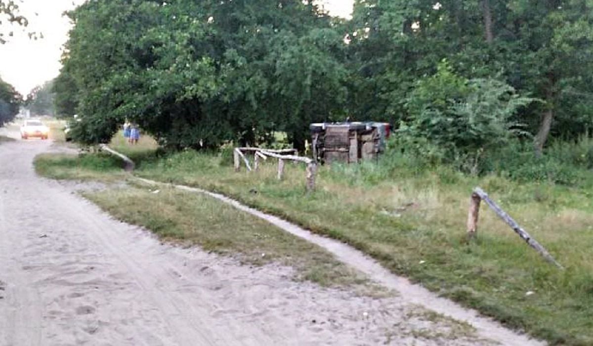 На Рівненщині п'яний водій наїхав на трьох пішоходів, потерпілих затиснуло під авто