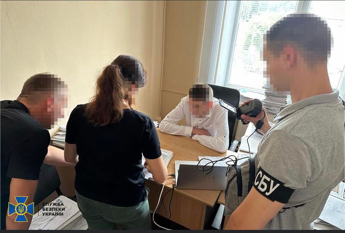 Прикордонник і голова суду допомагали бізнесмену захоплювати землю на Житомирщині