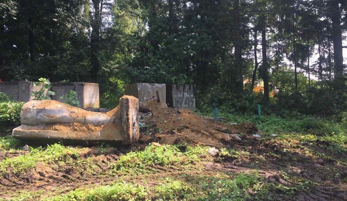 Упродовж двох тижнів на Львівщині демонтували 21 радянський памʼятник
