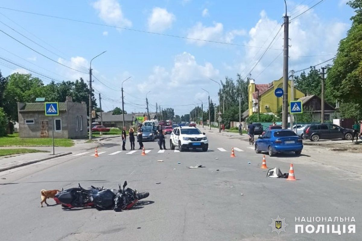 15-річний мотоцикліст збив двох малолітніх братів на переході у Шепетівці