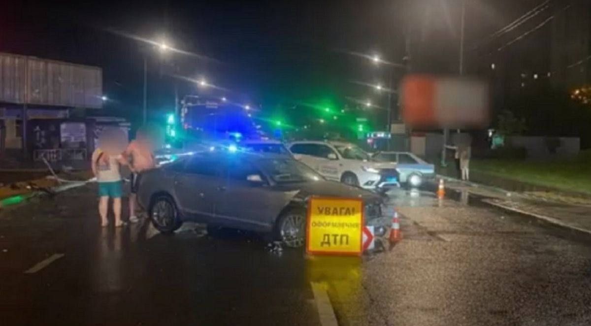 У Львові водій Audi зніс електроопору і вдарив два автомобілі