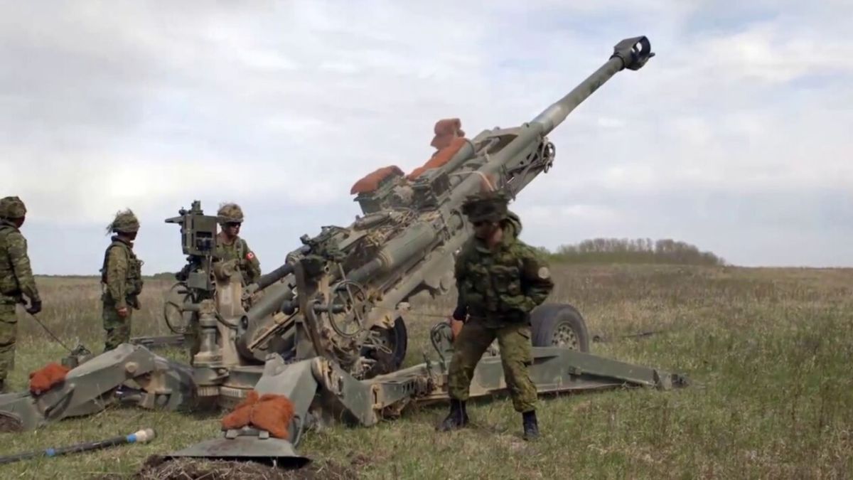 Сирський повідомив про прибуття касетних боєприпасів до України