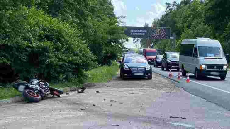 Поблизу Львова водій та пасажир мотоцикла травмувалися внаслідок ДТП з автомобілем