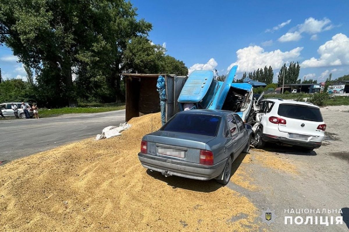 У Кам'янці-Подільському вантажівка зіткнулась з двома авто, четверо потерпілих