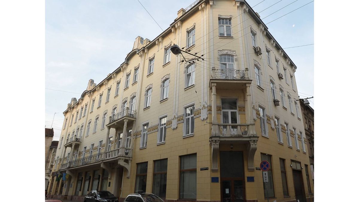 Суд не дозволив приватній компанії викупити будівлю Львівської митниці