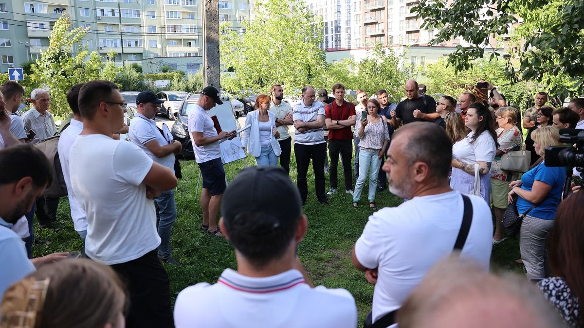 Мешканці Під Голоском провели зустріч із посадовцями мерії щодо зонінгу району