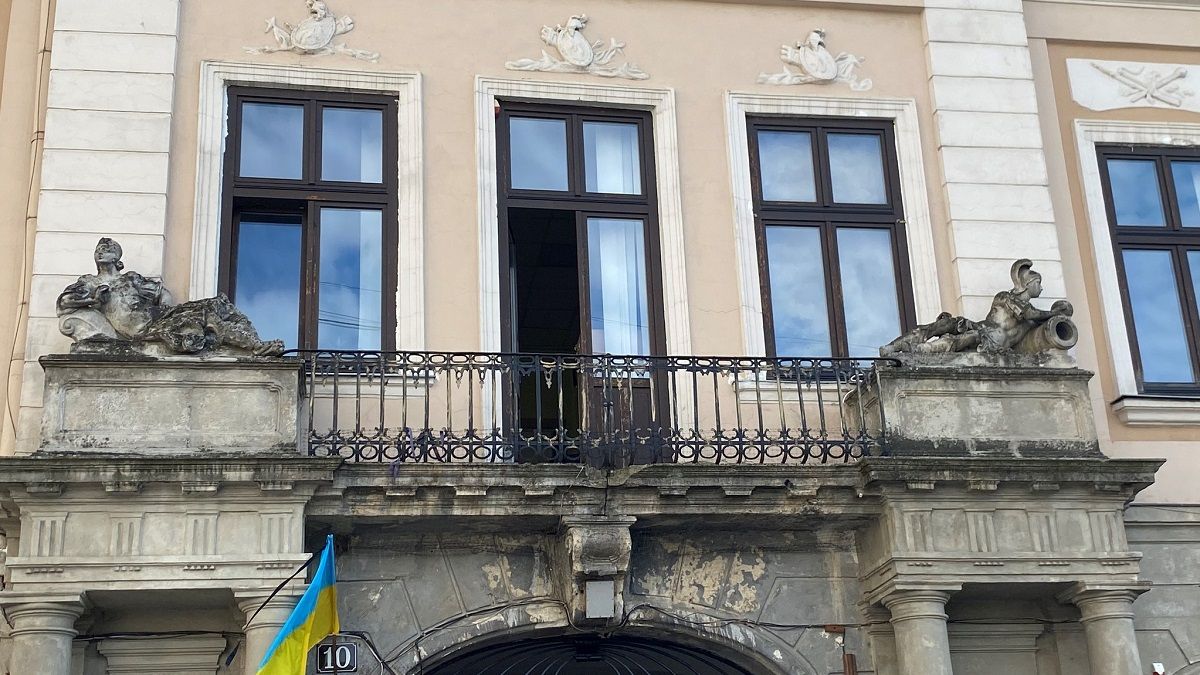 У Львові відреставрують три скульптури на будинках та надгробки на Личакові