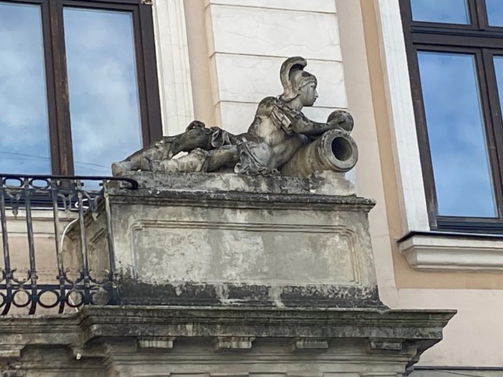 Скульптура Марса з будинку на вул. Театральній