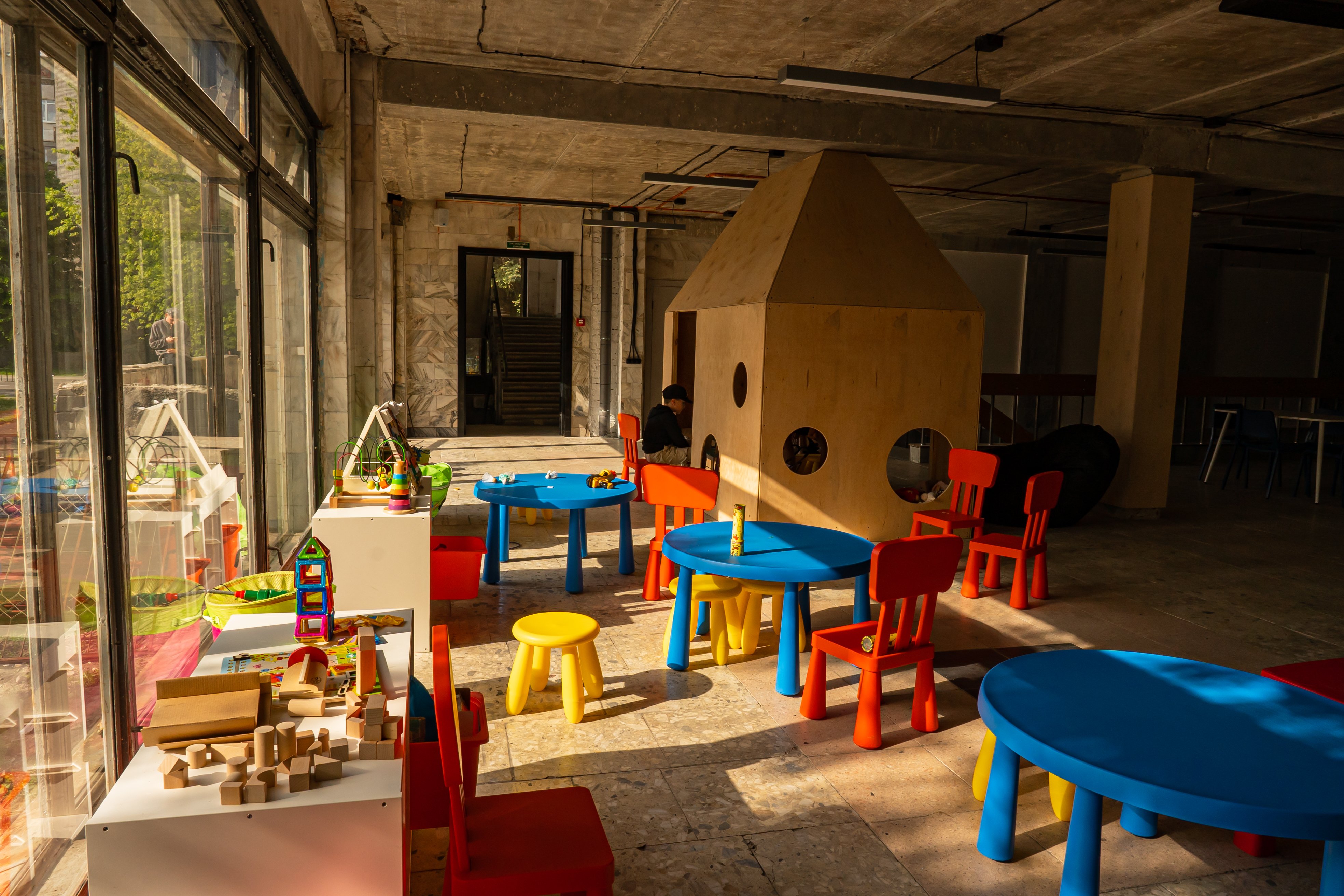 На першому поверсі розташований хол, у якому можна працювати, кухня, їдальня, дитяча зона та баскетбольний майданчик