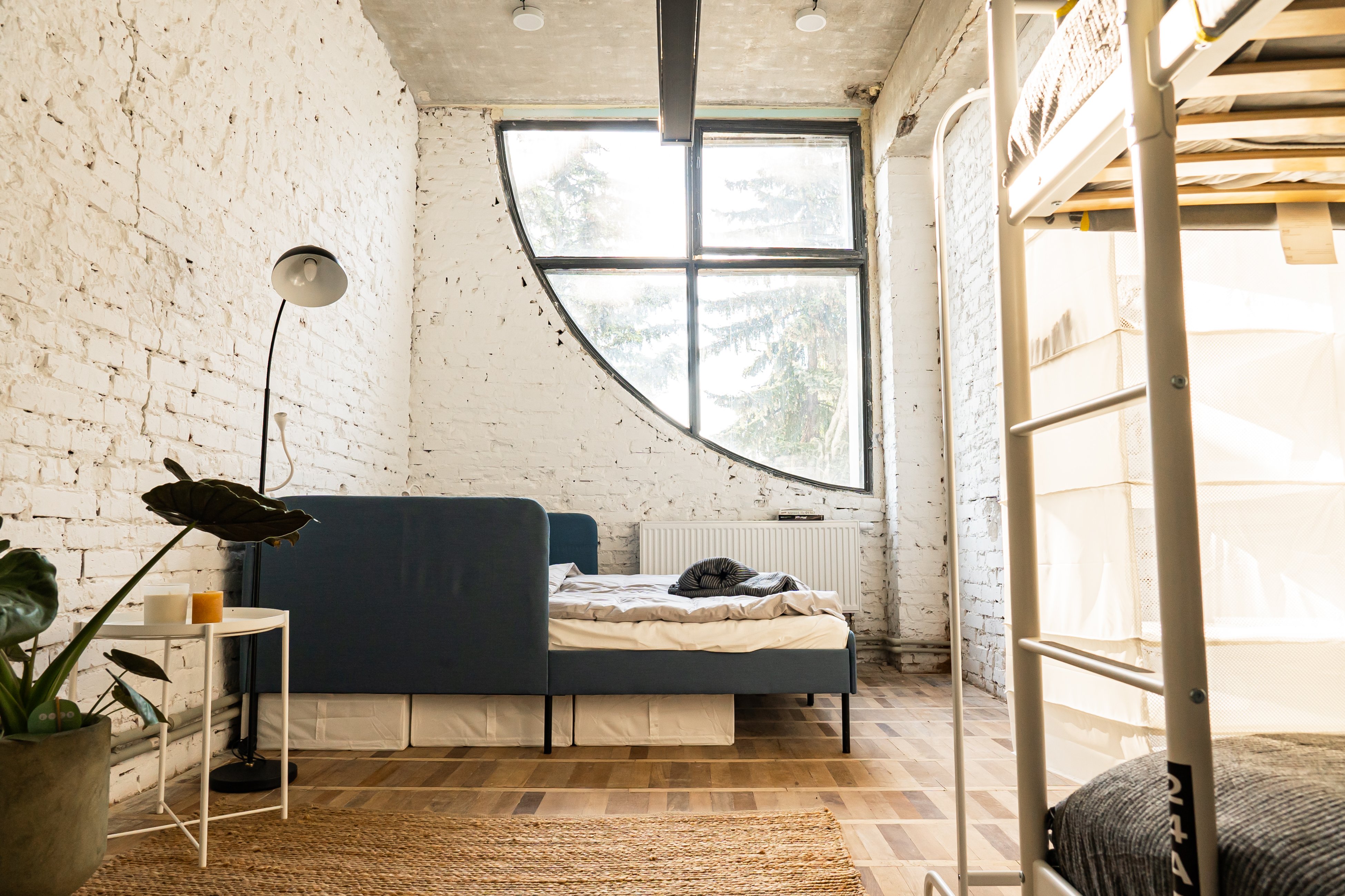 Другий поверх відведений для житла. Тут облаштовані модульні бокси, у яких можуть жити 100 людей