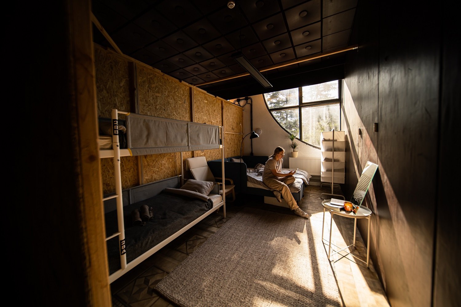 Другий поверх відведений для житла. Тут облаштовані модульні бокси, у яких можуть жити 100 людей