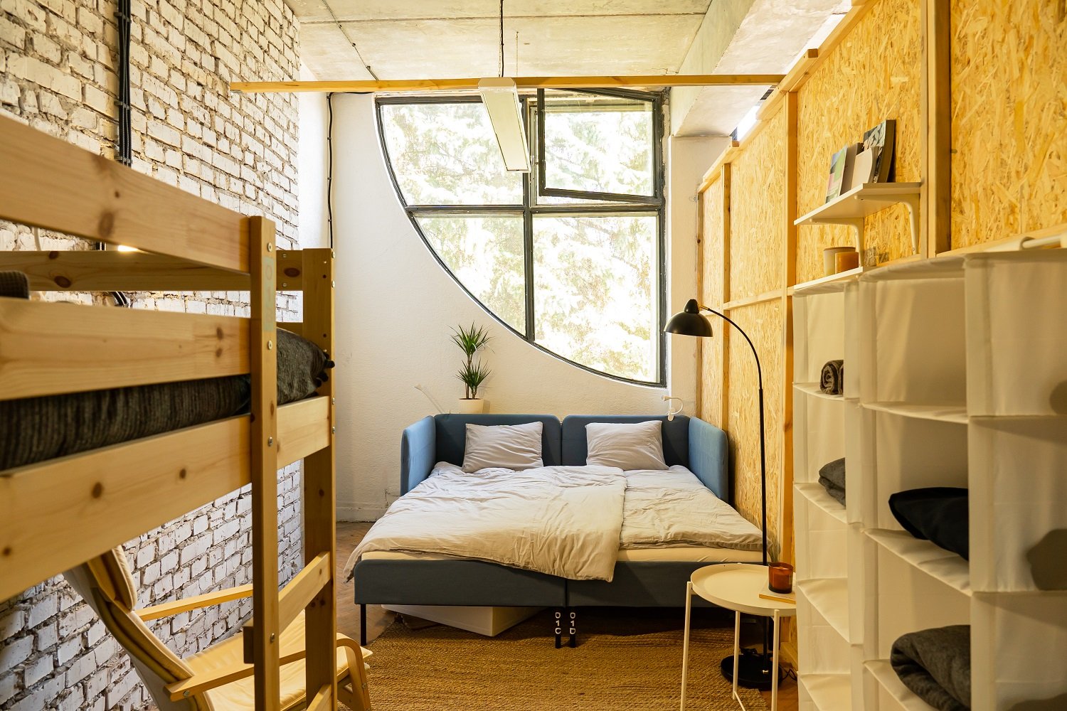 Другий поверх відведений для житла. Тут облаштовані модульні бокси, у яких можуть жити 100 людей