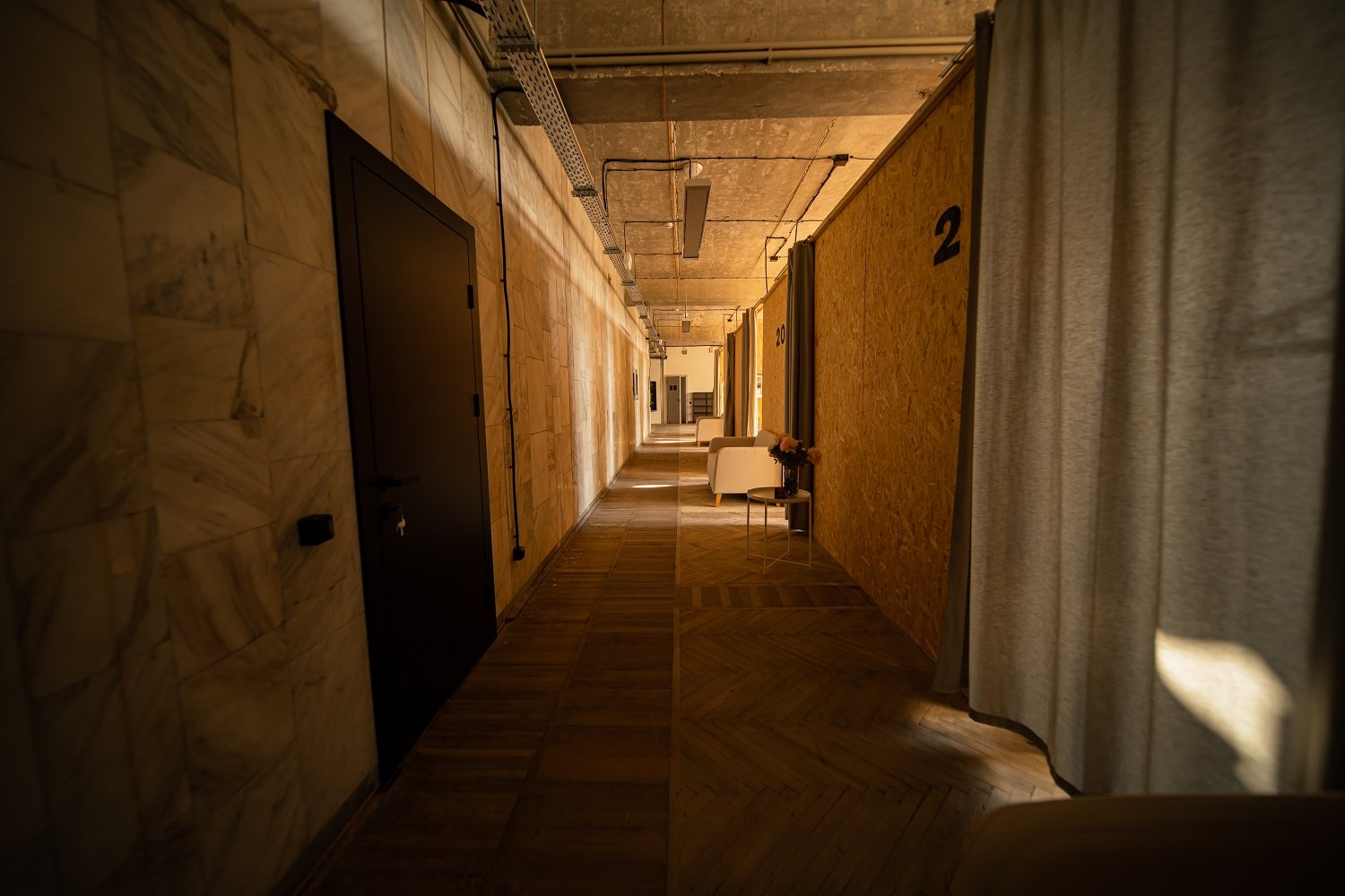 Другий поверх відведений для житла. Тут облаштовані модульні бокси, у яких можуть жити 100 людей