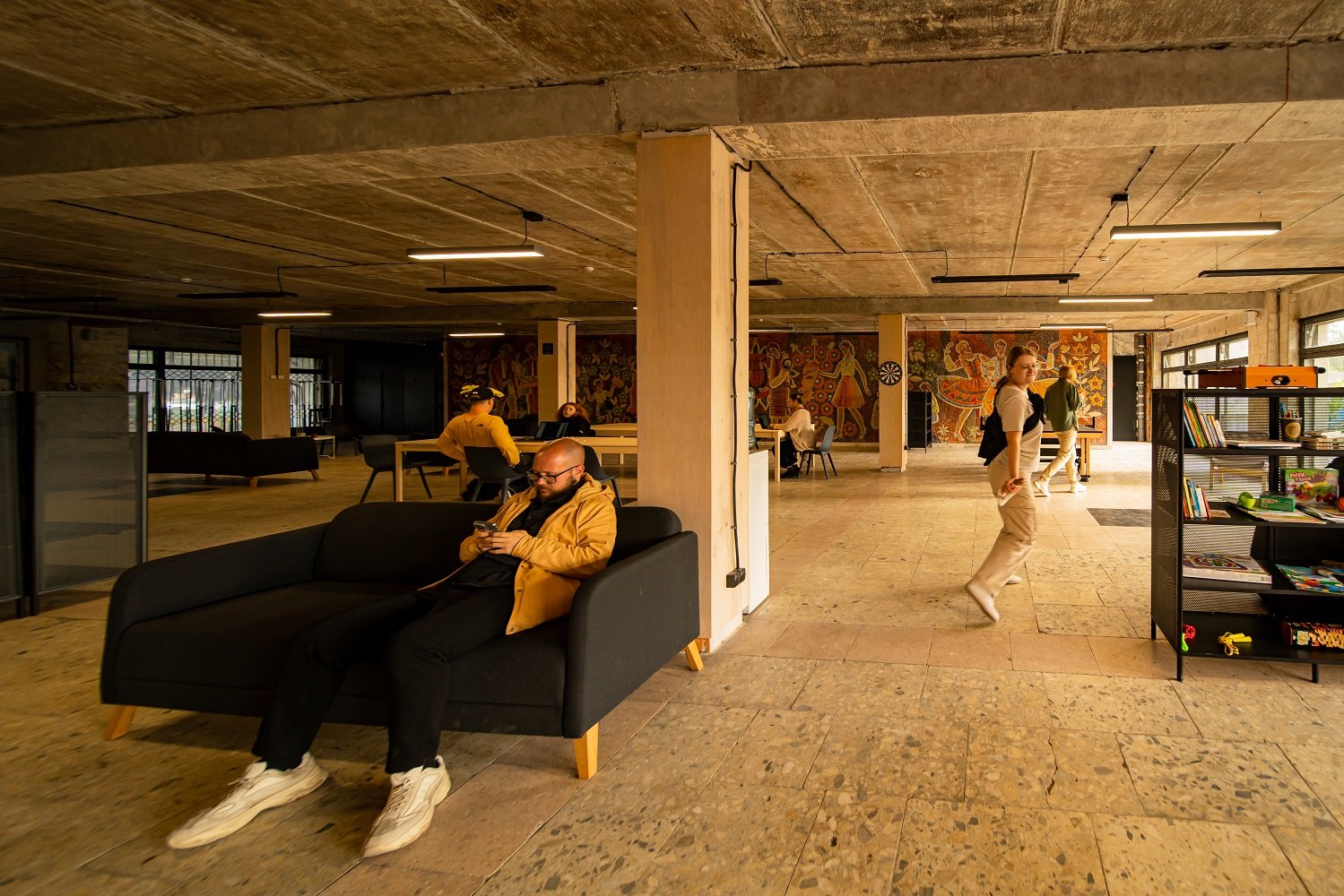 На першому поверсі розташований хол, у якому можна працювати, кухня, їдальня, дитяча зона та баскетбольний майданчик