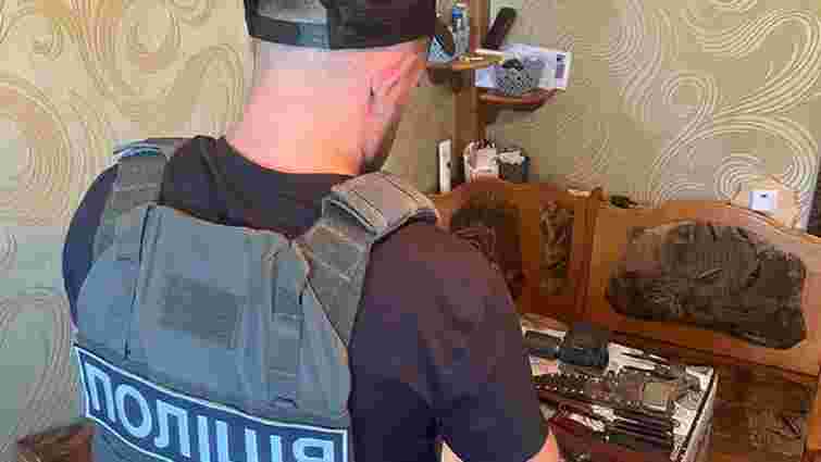 Житель Тернопільщини продавав кулемети Калашникова по 1500 доларів