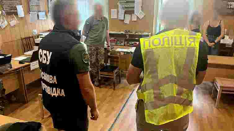 Працівник буковинського військкомату за гроші оформляв відстрочки від призову