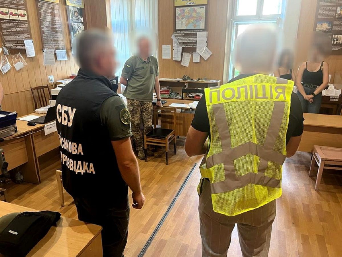 Працівник буковинського військкомату за гроші оформляв відстрочки від призову