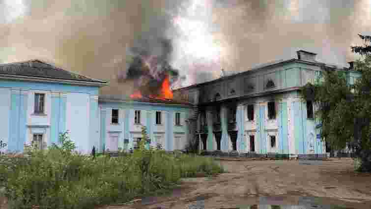 Росіяни касетними снарядами знищили палац культури на Донеччині