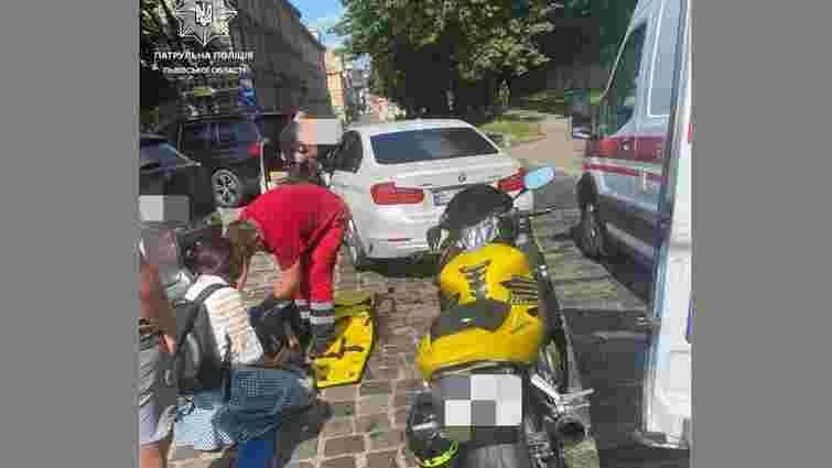 Через аварію мотоцикла і легковика у центрі Львова перекрили вулицю Коперника