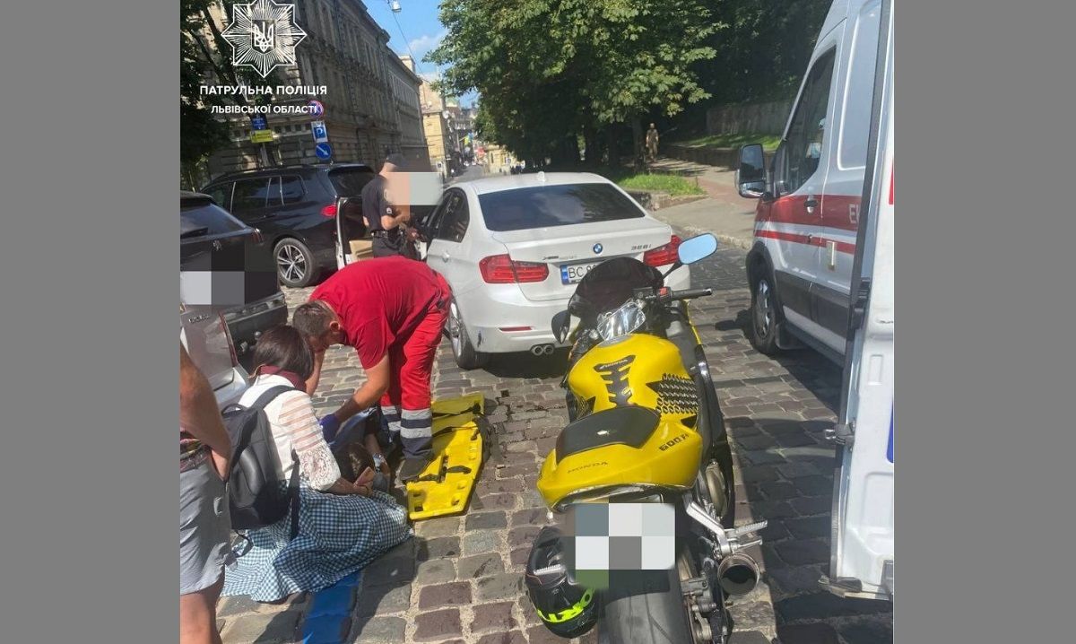 Через аварію мотоцикла і легковика у центрі Львова перекрили вулицю Коперника