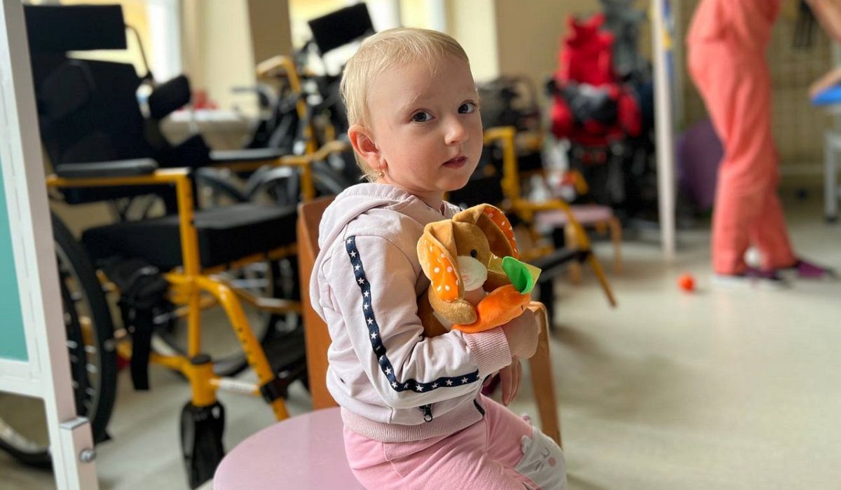 За місяць реабілітації дворічна дівчинка з церебральним паралічем зробила перші кроки