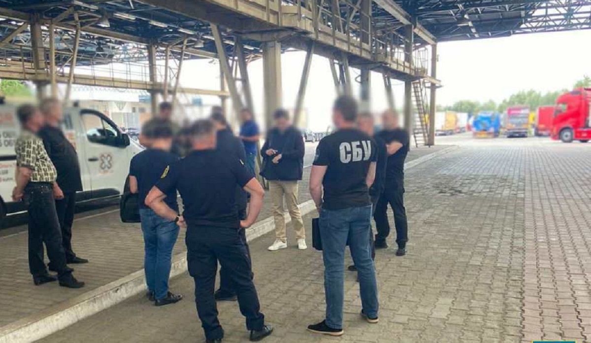 Інспектора Львівської митниці затримали за систематичні хабарі