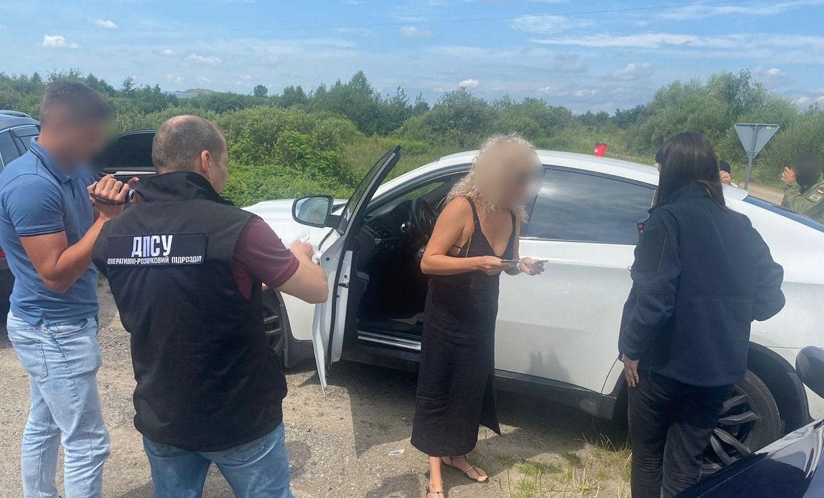 Мешканка Червонограда переправляла ухилянтів за кордон під виглядом волонтерів