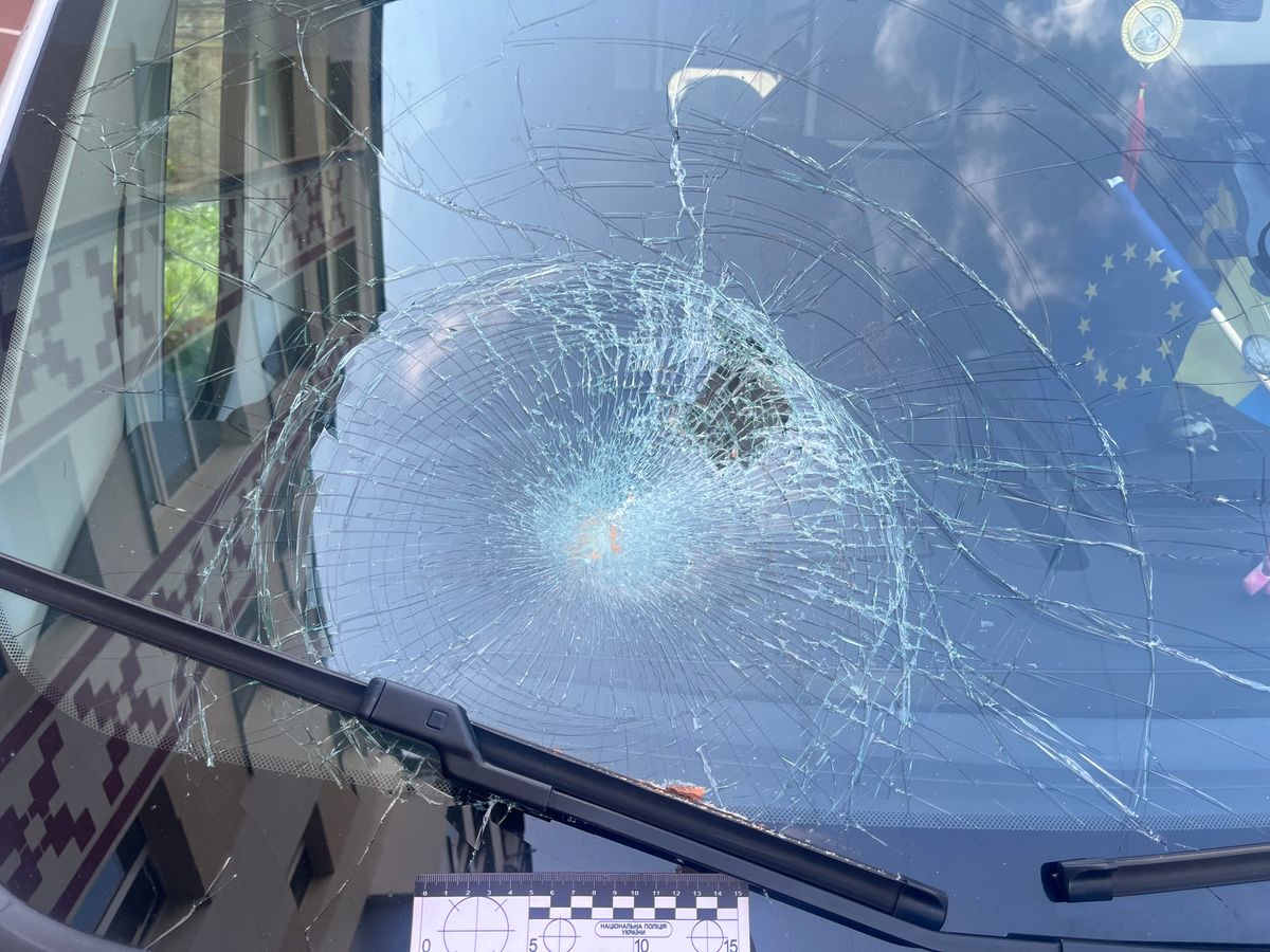 У Рівному п'яний чоловік цеглою розбив лобове скло автомобіля «швидкої»