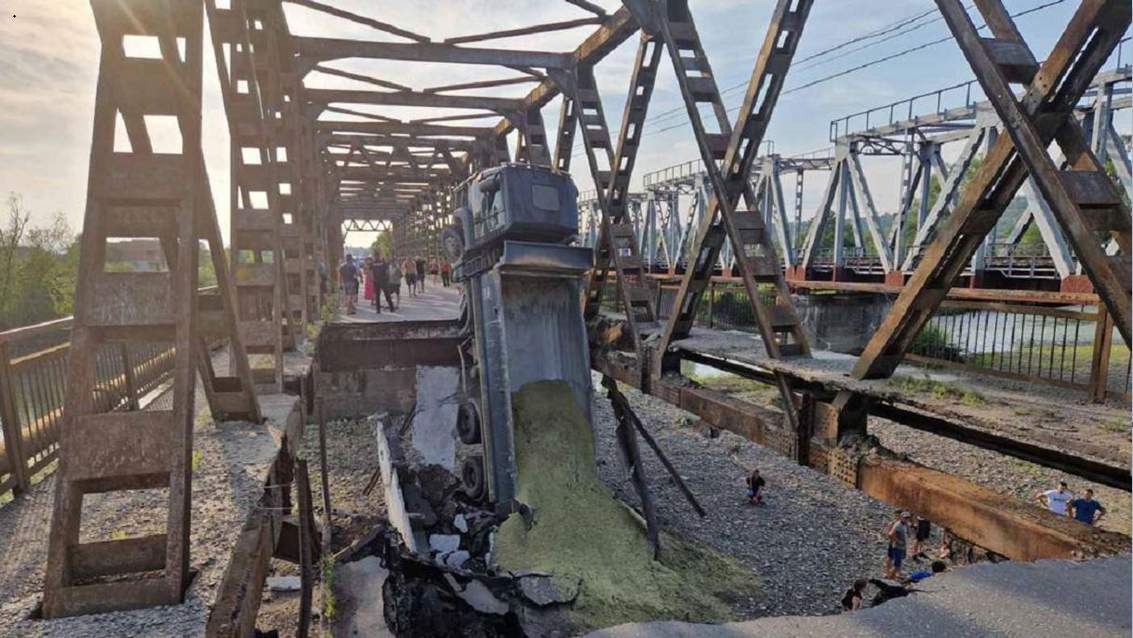На Закарпатті обвалився міст через річку Тересва, є постраждалі