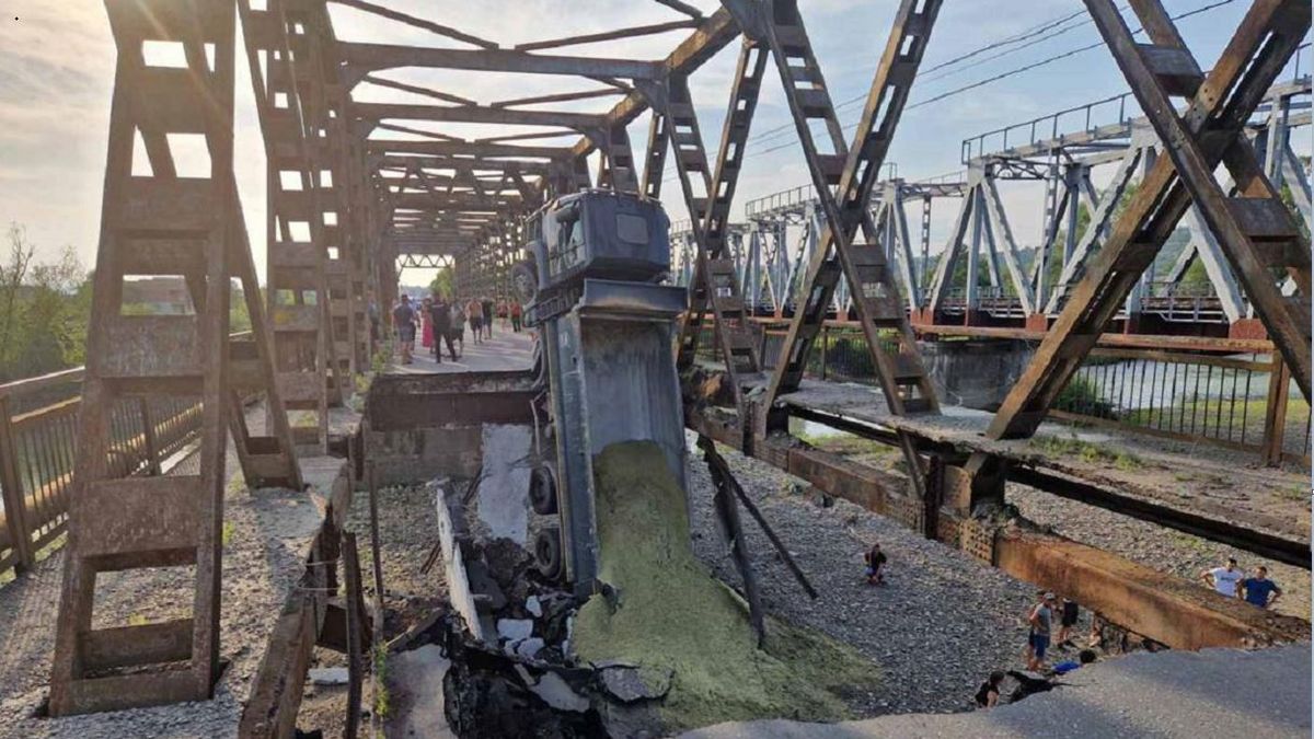 На Закарпатті обвалився міст через річку Тересва, є постраждалі