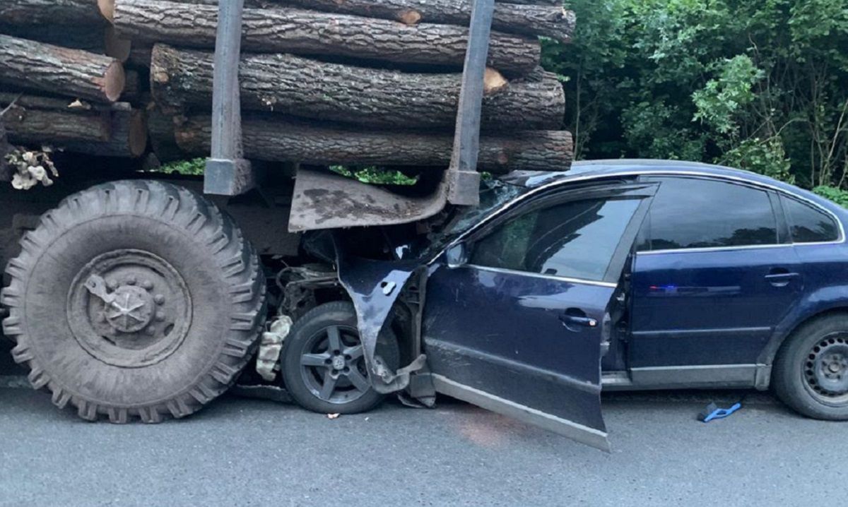 Біля Жовкви легковик влетів у вантажівку, четверо поранених