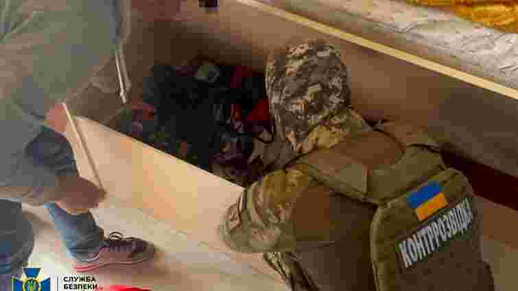 СБУ затримала агента ФСБ, який під дитячим ліжком ховав зброю для вчинення терактів