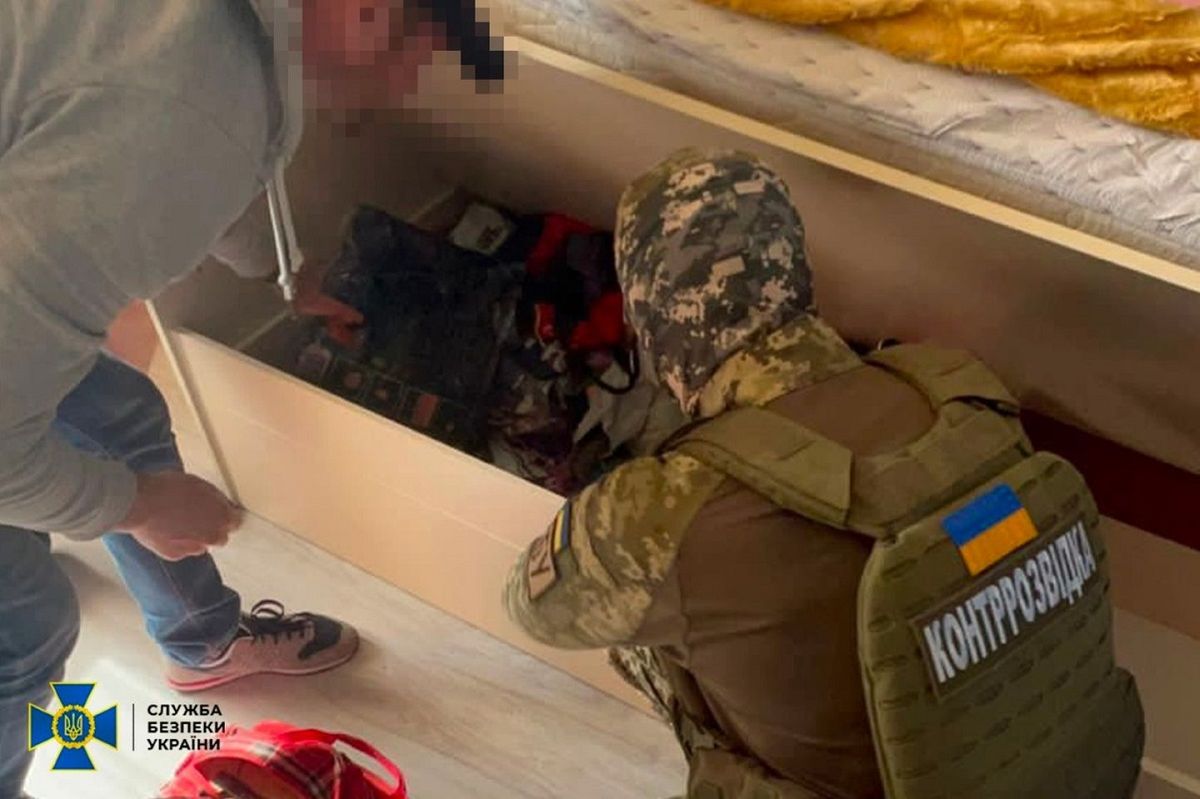 СБУ затримала агента ФСБ, який під дитячим ліжком ховав зброю для вчинення терактів